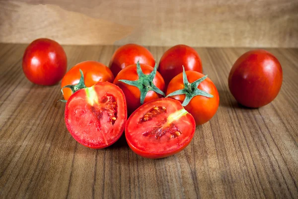 Tomates maduros frescos de cerca sobre fondo de madera —  Fotos de Stock