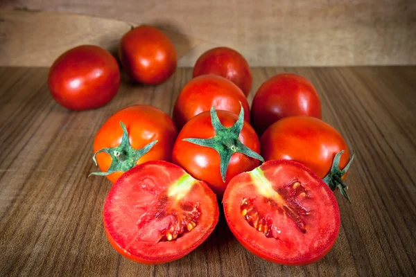 Close-up tomates maduros frescos sobre fundo de madeira — Fotografia de Stock