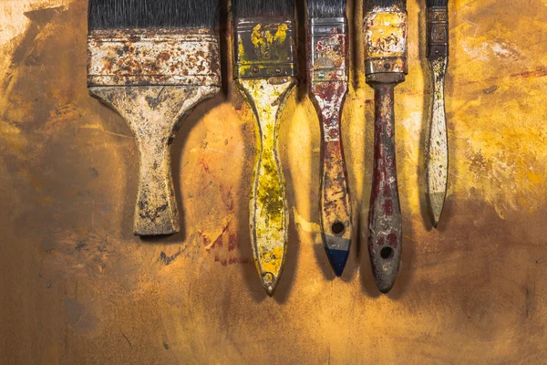 Pincéis de pintura a óleo sobre fundo pintado de madeira — Fotografia de Stock