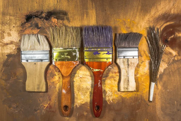 Pincéis de pintura a óleo sobre fundo pintado de madeira — Fotografia de Stock