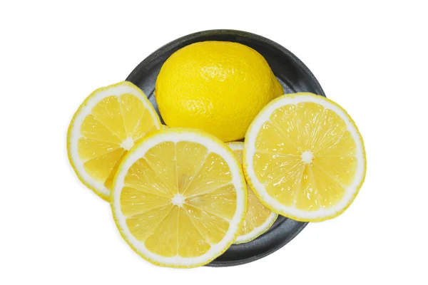 Limones en rodajas con cuchillo aislado sobre fondo blanco — Foto de Stock