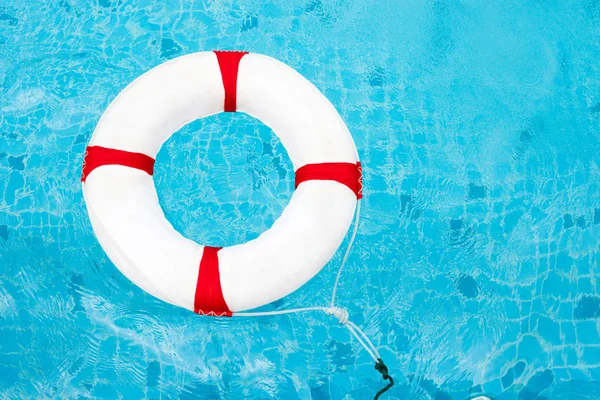 Life Ring at the swimming pool. Life Ring on water. Life Ring on — Stock Photo, Image