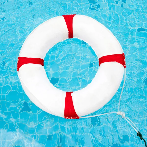 Life Ring at the swimming pool. Life Ring on water. Life Ring on — Stock Photo, Image