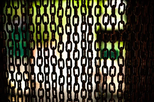 Cadeia silhueta dispostos em uma corrente cortinas — Fotografia de Stock