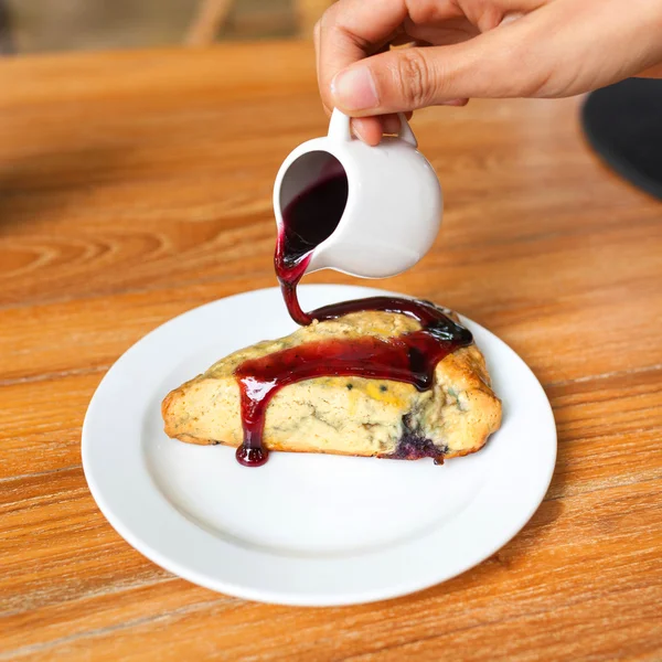 Sabroso pastel con mermelada de frambuesa en la mesa de madera — Foto de Stock