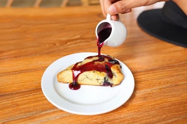 Chutný koláč s malinovou marmeládou na dřevěný stůl — Stock fotografie