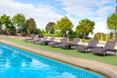 sandalye yan Yüzme Havuzu yer sakin ol. Gözünden görüntülemek