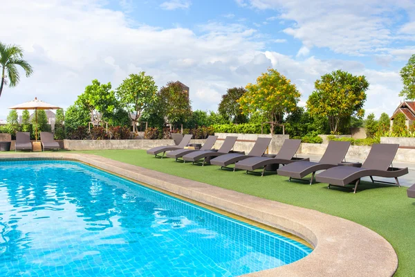 Chair side swimming pool relax place. View from eye — Stock Photo, Image