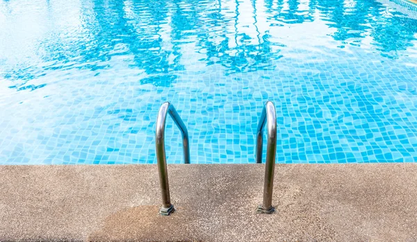 Trappe i swimmingpoolen med blå flisebelagt. Udsigt fra øjet - Stock-foto