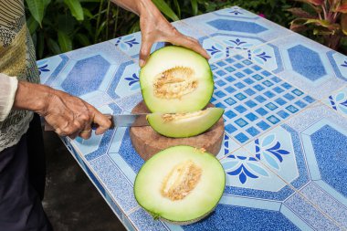 Kavun tabloyu veya kavun salata. Bir sekmede kavun dilimleri