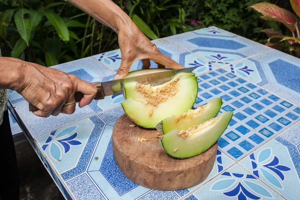 Melón sobre la mesa o ensalada de melón. Rebanadas de melón en una pestaña — Foto de Stock