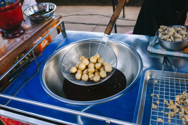 Cooking Deep frying fishball in the pan in hot oil. — Stock Photo, Image