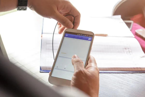 Hombre usando el teléfono inteligente para jugar juego o red social en línea — Foto de Stock