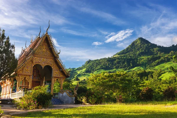 Temple in Thailand near mountain valley during sunrise Natural s — Stock Photo, Image