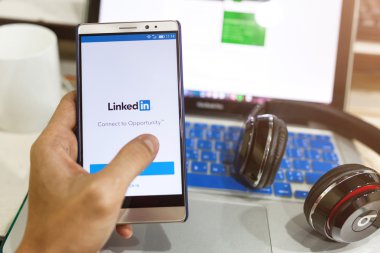 LinkedIn ile Android cihaz ekranında tutan adam el