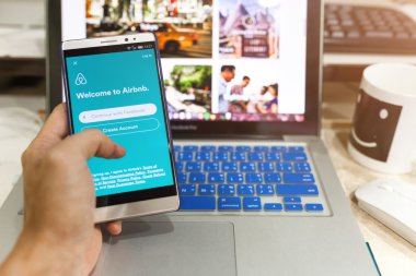 Android cihaz ekranında gösterilen Airbnb application