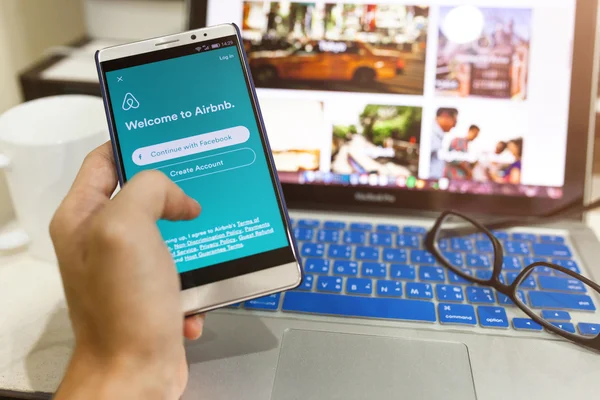 Perangkat Android Menampilkan aplikasi Airbnb pada layar — Stok Foto