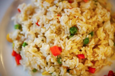 Kızarmış pirinci bir kasede sebzeyle kapat. Bir de Asya yemeği.