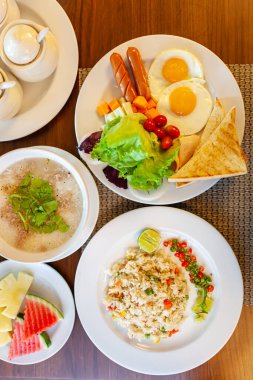 Tam Amerikan Kahvaltısı, koyu renk, üst manzara, afiş. Kızarmış yumurta, kızarmış domuz pastırması, kızarmış et ve kızarmış ekmek.