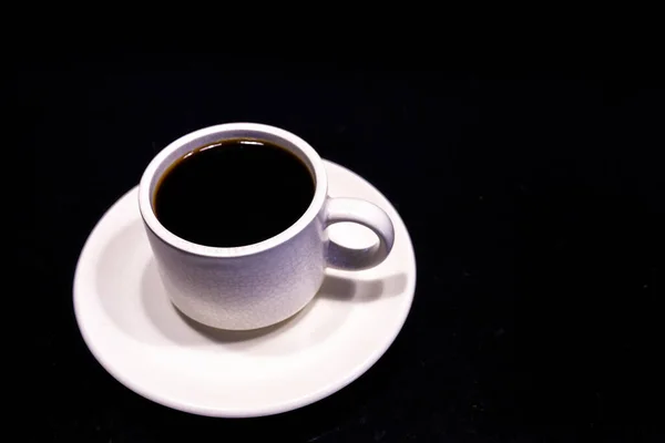 Weiße Kaffeetasse Mit Americano Schwarzem Kaffee Auf Schwarz — Stockfoto