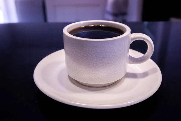 Weiße Kaffeetasse Mit Americano Schwarzem Kaffee Auf Schwarz — Stockfoto