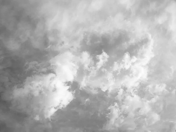 Мягкие черные и белые облака против неба — стоковое фото