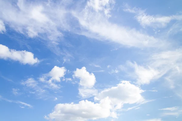 Zachte witte wolken tegen blauwe lucht — Stockfoto