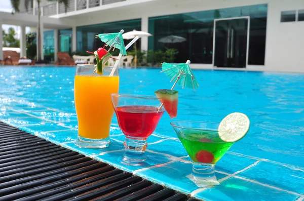 Sumo de laranja e cocktails perto da piscina — Fotografia de Stock