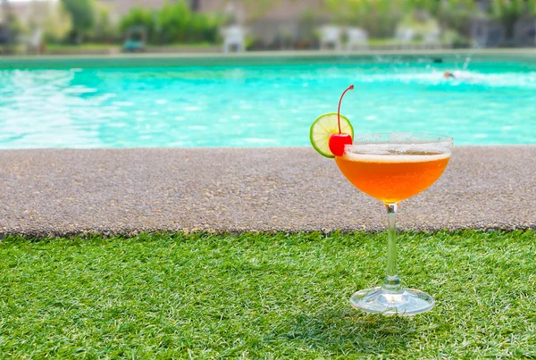 Cocktails near the swimming pool on summer — Stock Photo, Image