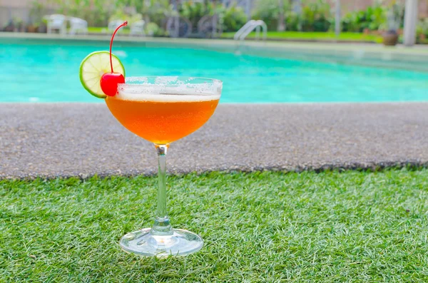 Cocktails near the swimming pool on summer — Stock Photo, Image