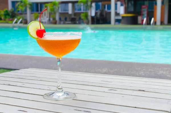 Cocktails in der Nähe des Schwimmbades im Sommer — Stockfoto