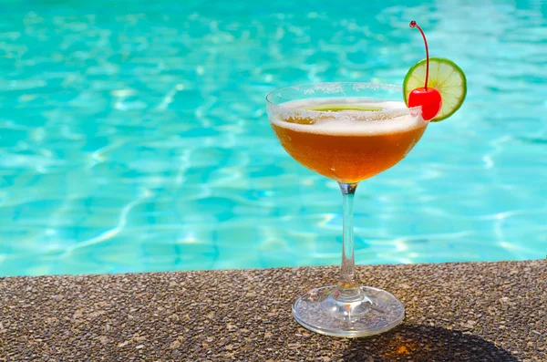 Cocktails near the swimming pool on summer — Stock Photo, Image