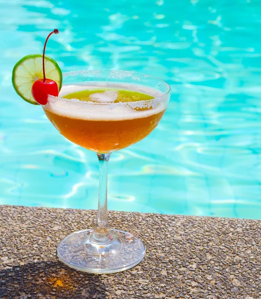 Cocktails near the swimming pool on summer — Stock Photo, Image