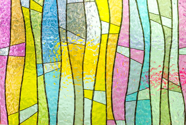 Разноцветное витражное окно церкви, ориентированное на портрет
