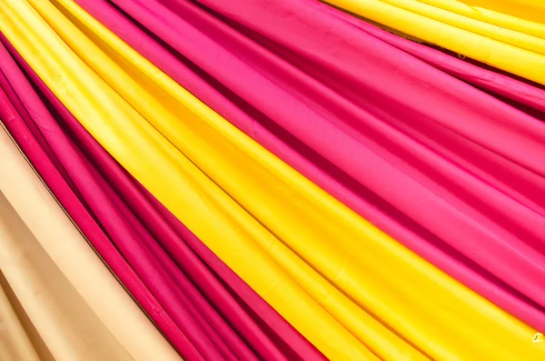 Tissu multi couleur dans une rangée — Photo