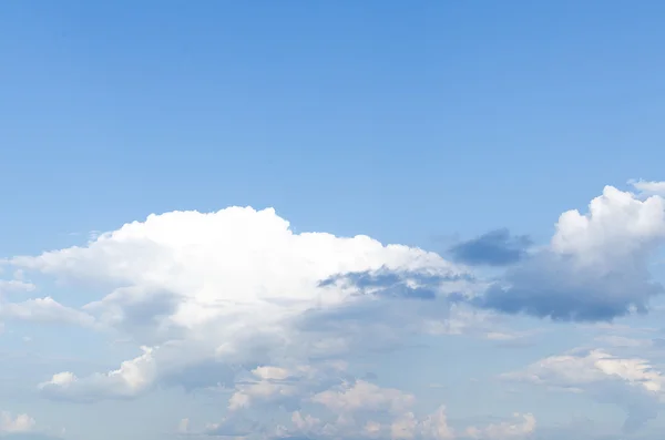 Moln i den blå himlen — Stockfoto