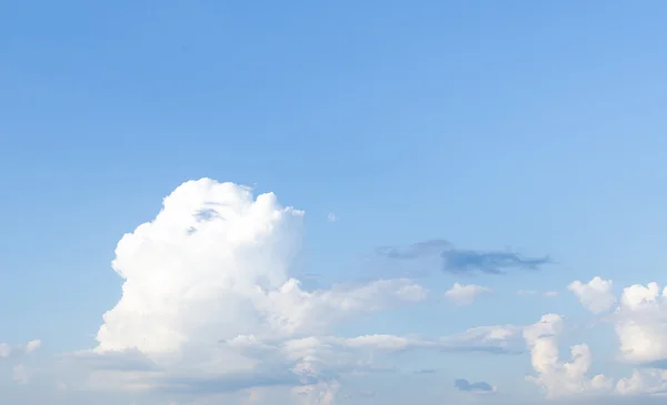 Wolken in de blauwe lucht — Stockfoto