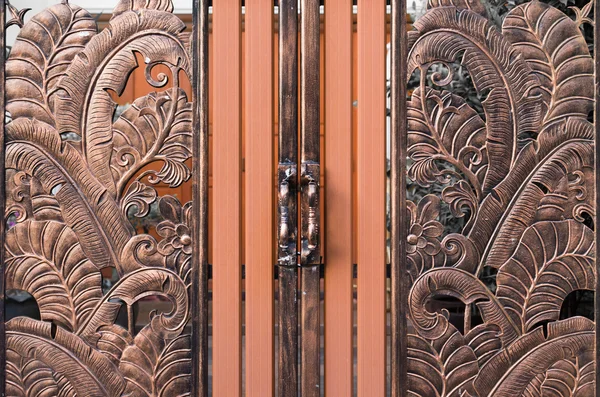 Le motif ou le fond sur la porte métallique — Photo