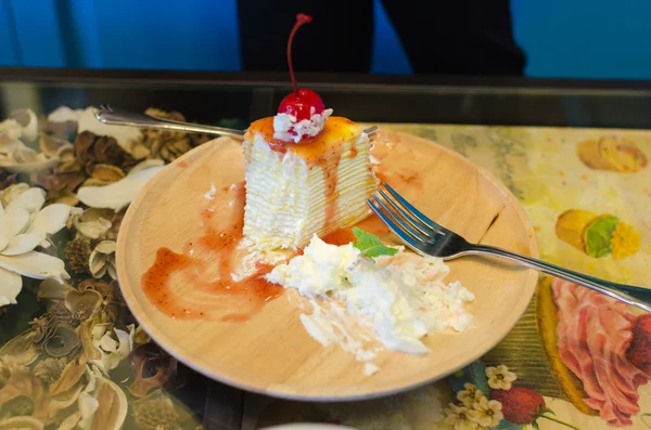 Strawberry cheesecake and wipcream on wood dish — Stock Photo, Image