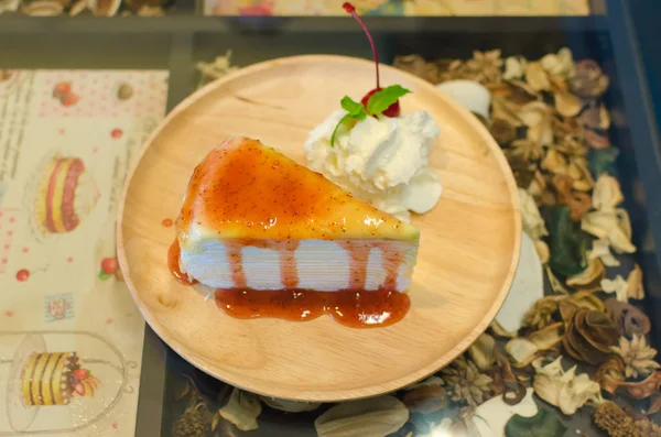 Gâteau au fromage aux fraises et crème essuie-tout sur un plat en bois — Photo