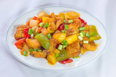 Domuz etiyle kızartılmış tatlı ve ekşi sos. 