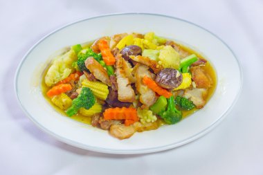 baharatlı domuz eti salata sebze ile