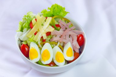 Yumurta ve pastırma üzerinde beyaz backg izole ile taze sebze salatası