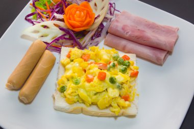 Tabak kızarmış yumurta, pastırma ve tost izole ba ile Kahvaltı