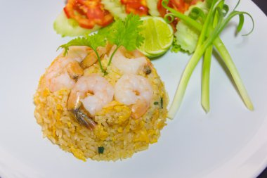 Kızarmış pirinç, karides ve tavuk.