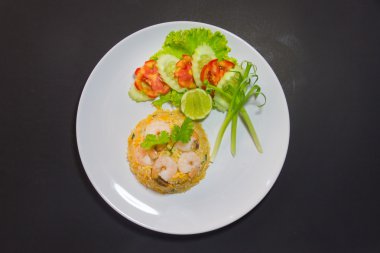 Kızarmış pirinç, karides ve tavuk.