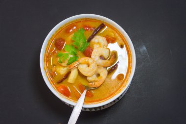 Tay yemekleri Tom Yam Kung izole arka plan