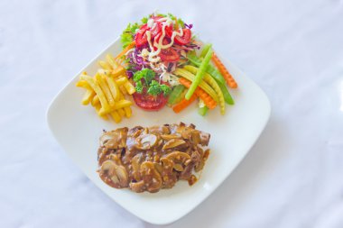 sığır eti biftek sote mantar ve soğan, patates kızartması ve v