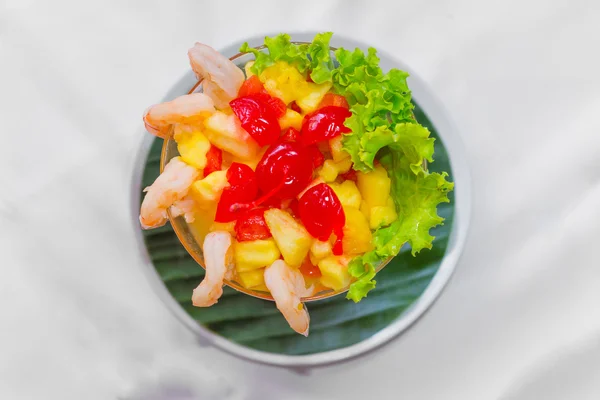 Salada de legumes frescos com camarão isolado no fundo branco — Fotografia de Stock