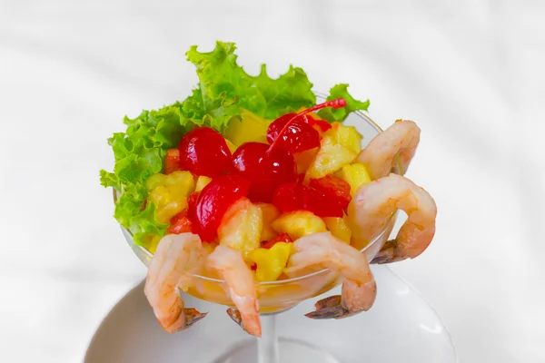 Ensalada de verduras frescas con gambas aisladas sobre fondo blanco — Foto de Stock